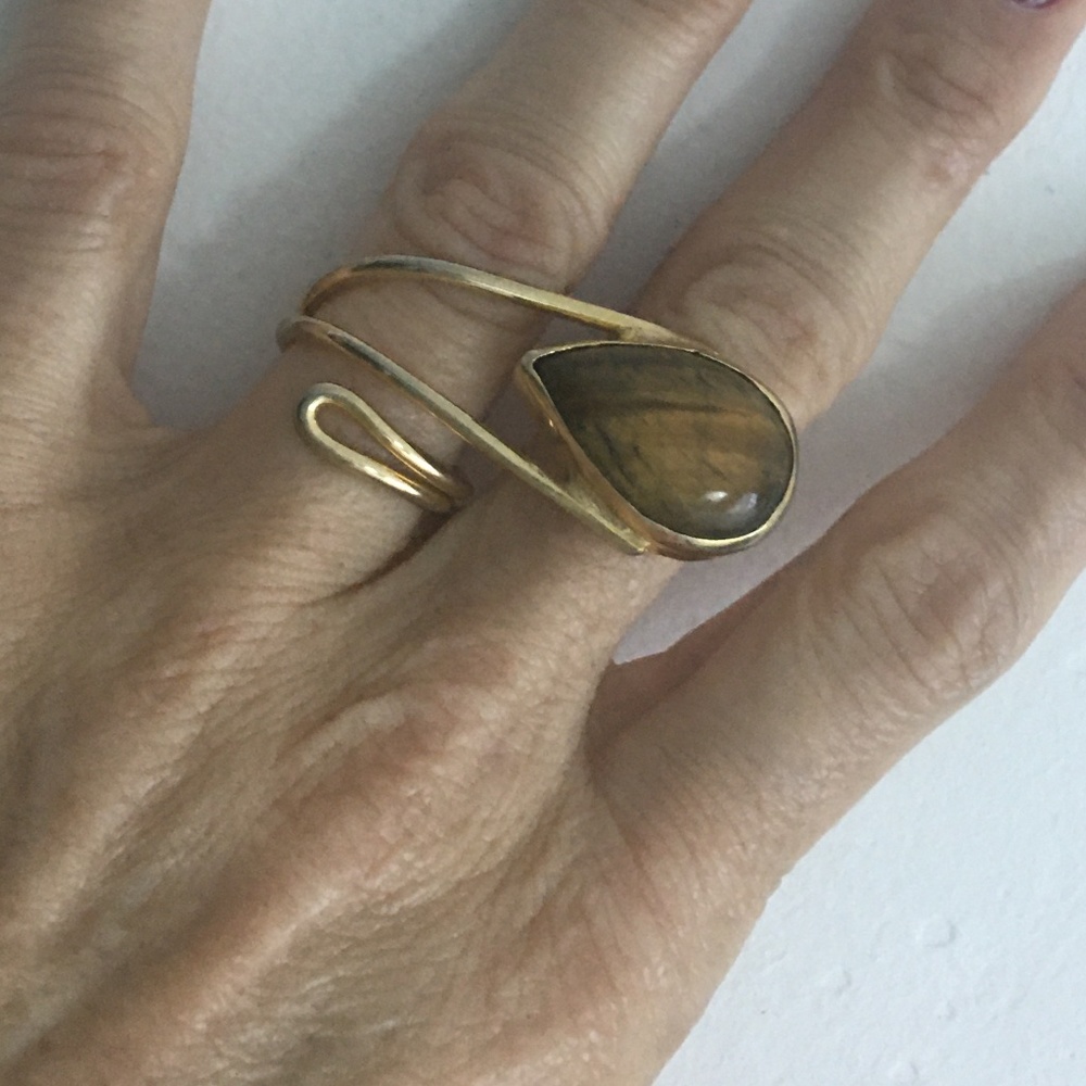 Gold pl ring with agate. Adjustable size